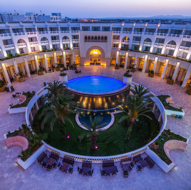 Baigné de lumière, offrant un panorama splendide sur la mer, Solaria & Thalasso est notre complexe hôtelier 5 étoiles